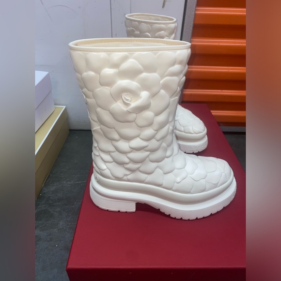 Valentino Garavani Cream Ankle Rain Boots Sz 8 - Picture 1 of 12